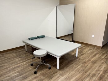 かみきた整体院ひつじ/施術ベッド(リハビリ用ベッド)