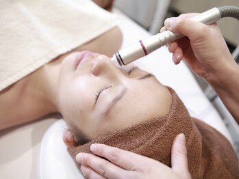 ダリアビューティー(Dahlia Beauty)の写真/【美容液導入も同時に】お肌の負担なく汚れごっそり◎話題のハイドラフェイシャルで理想的なたまご肌へ！