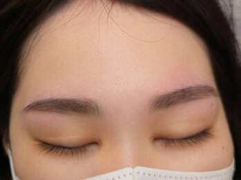 グリ(gris)の写真/相談しながら似合う眉をご提案♪眉の形や目元をトータルでデザイン◎お顔の印象が大きく変わると人気!