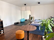 合の手/サロン内風景