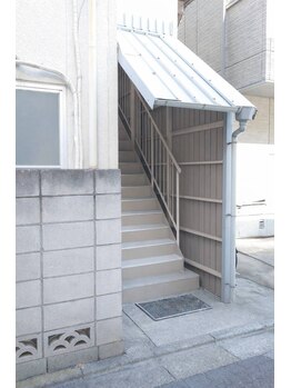 くまお整体院 新小岩本店/建物裏手に階段が!