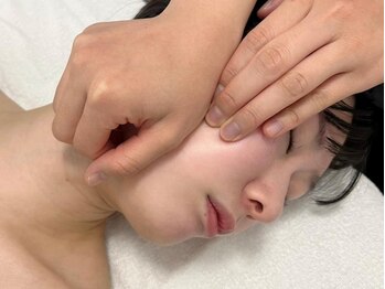ラヴィアンローズ 忠節店(La vie en Rose)の写真/年齢の出やすい"ほうれい線&たるみ"を徹底ケア！《コルギ小顔矯正¥6600》極上手技で歪みを整えリフトアップ