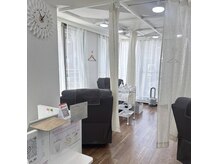 ルナ アメ村店(Luna)の雰囲気（白とグレーを基調とした内装でおしゃれかつ落ち着きのある空間♪）
