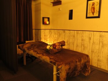 シュエット 池袋店/カータン仕切りの施術ベッド