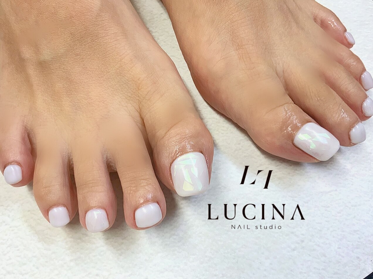 2025年-2026年冬トレンド】ホワイト ワンカラー フットのネイル
