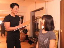 アポセオシス 目黒駅前(apotheosis)の雰囲気（鏡張りの室内で姿勢や歩き方を確認し歪み、力み、軸の状態確認）