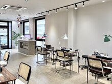 ネイルメゾン 天神店(NAIL MAISON)の雰囲気（大きな窓があり開放感のある店内でゆっくりお過ごし頂けます♪）