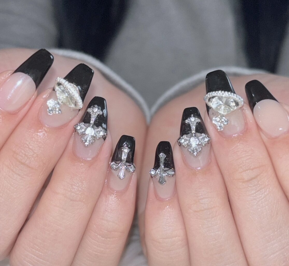 2025年-2026年冬トレンド】ブラック フレンチのネイルデザイン集｜人気