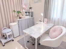 サロン ド ルノア(Salon de Lunoa)の雰囲気（白を基調とした明るく清潔感のある落ち着いた空間です。）