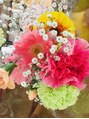 ゆめのまくら 京都烏丸店 玄関にお花を飾ると気分が上がります♪ビタミンカラーが◎