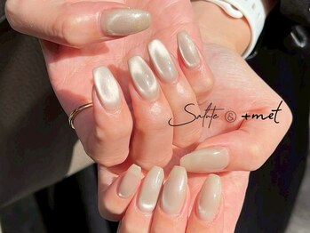 タスメット(+met)/ベージュのマグネットネイル