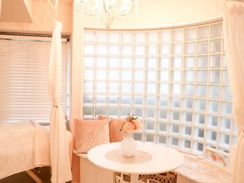 エステサロン 凛/明るい店内