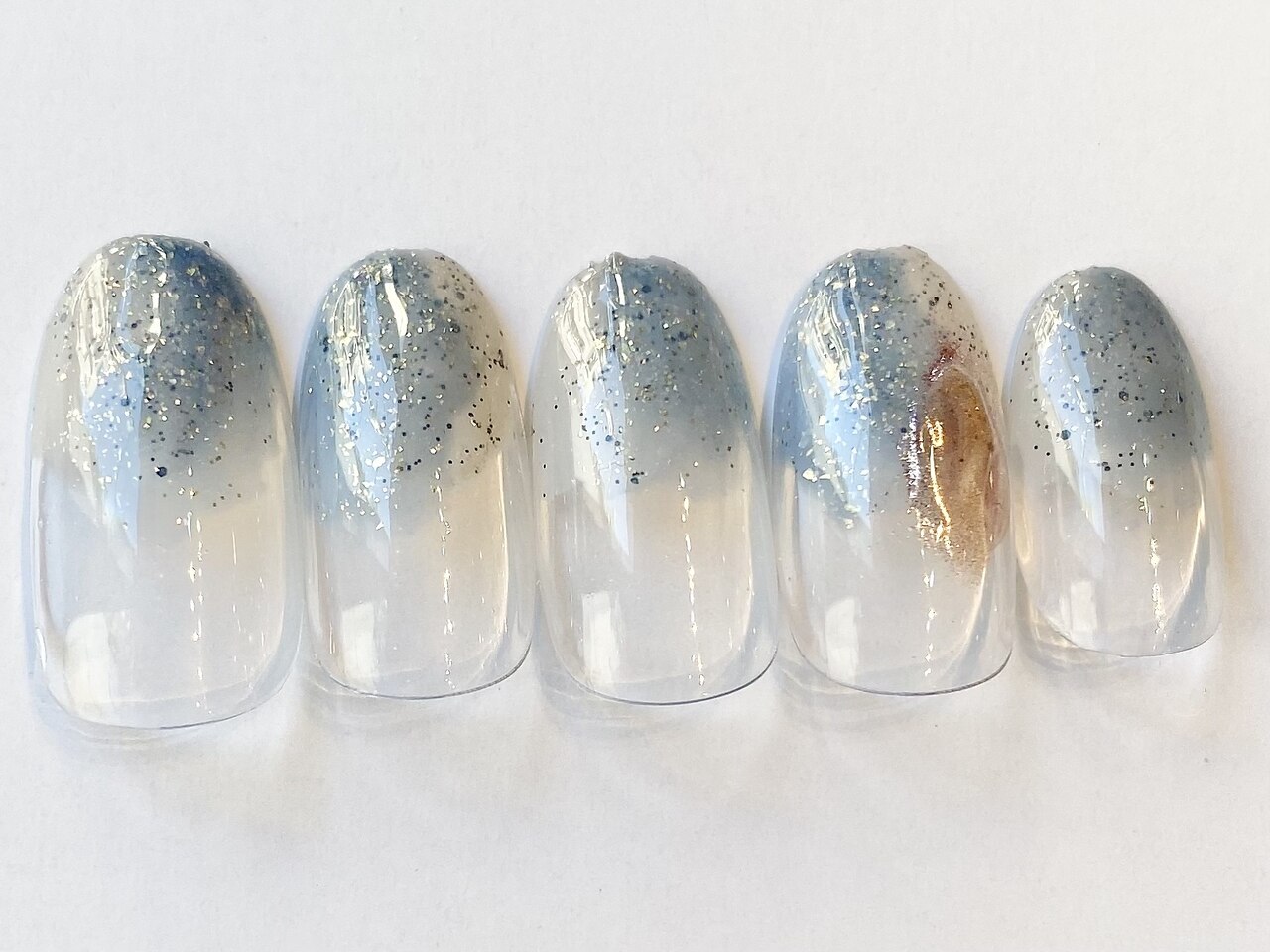 2025年-2026年冬トレンド】塗りかけ ブルーのネイルデザイン集｜人気順