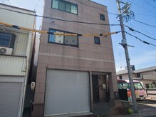 ペルフェッタ(Perfetta)の雰囲気(系列店のR.K.GYMの看板が目印です。同場所の三階にございます。)