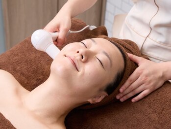 デフィー 心斎橋店の写真/プロの力で効果を実感！顔の内側へ働きかけて若々しい見た目のキレイ肌【E-ポレーションフェイシャル】