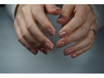 エフブンノイチ(1/f)の写真/シンプルなデザインだからこそ細部までこだわった指先に♪日常になじむヌーディーカラーで指先にアクセント