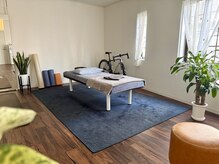 合の手/サロン内風景