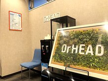 ドクターヘッド 亀戸店(DrHEAD)の雰囲気(広々とした受付スペース。清潔感のある快適な空間)