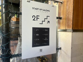 カームブルー(Calmblue)/入り口の看板/馬車道駅徒歩1分