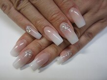 ネイルサロン グレイス(Grace)/白グラデ×ラメ＆ストーン