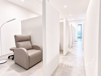 ミーカール 各務原店(me curl)の写真/【人目を気にせずリラックス】半個室の空間で理想のまつ毛を叶える♪白を基調とした清潔感溢れるサロン☆