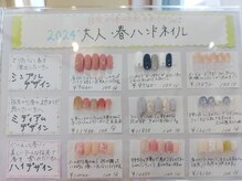 大人女性の春ネイル。上品さを欠かさずに晴れやかなお手元に。