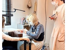 エスネイル(Snail)の雰囲気（モデルさんの手を使って練習できるので、実践的に学べのが魅力!）