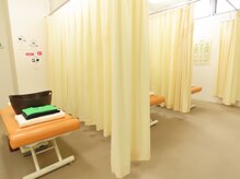 大川カイロプラクティックセンター いけがみ整体院の雰囲気（施術室はベッド4台。ご夫婦、友人同士、お子様連れも大歓迎！）