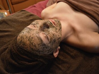 ホワイトリリーの写真/【今から早めのエイジングケア】ハーブピーリングで肌に弾力を取り戻す！ホウレイ線の改善に期待できます◎