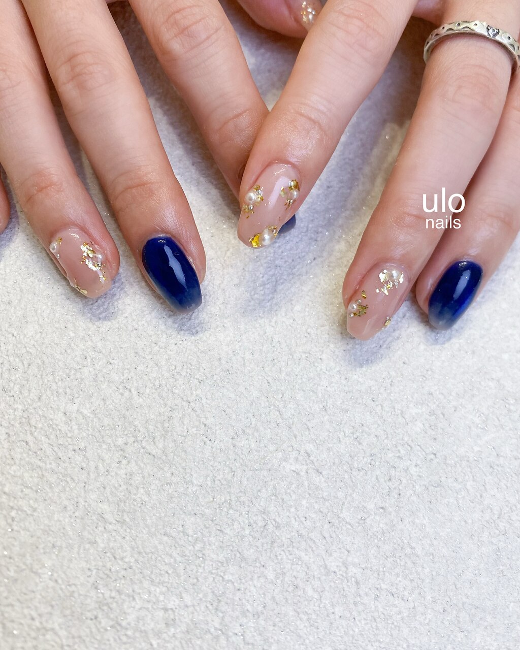 2025年秋トレンド】ネイビー フラワー ハンドのネイルデザイン集