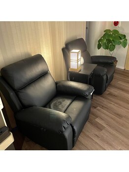 フウ 新宿三丁目店(Huu..)/待合室はソファー完備