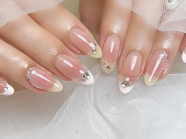 cheek × French nail