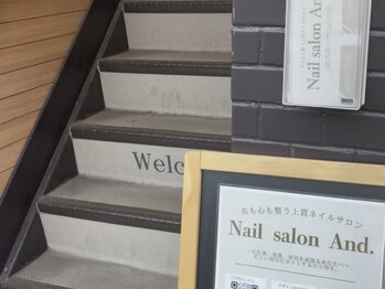 アンド 上石神井(And.)/この看板の2階がサロンです♪