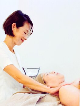 ニコリ 横浜(NICOLI)の写真/スクール講師代表のオールハンドによる頭蓋骨小顔矯正術で、食いしばりやエラ張り防止に◎歪み解消も！