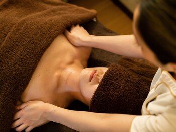 レヴィ(Revie)の写真/美バストラインは背中から!背中や肩甲骨の可動域を広げて、フワフワふっくらバストへアプローチ◎