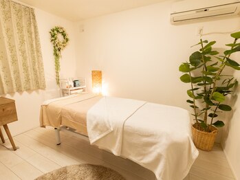 ナヒア(Nahia)/広々とした施術ベッド