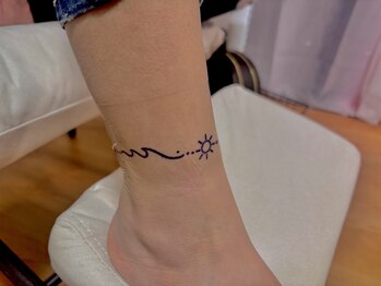 アップ(UP)/足首にワンポイントアート
