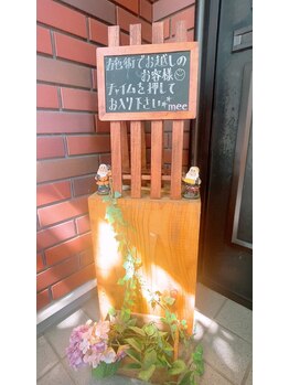 ミー(mee)/入り口扉前看板です♪