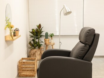 アリー(Arie)の写真/横浜駅徒歩5分/駅近だから通いやすい!ウッド×シックで緑がある落ち着いた雰囲気の店内と速い施術が売り♪