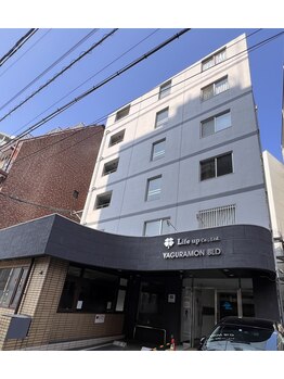 ベルティーク(BELTHEQUE)/スカイハートホテル博多前の建物