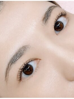 アーティス(Artis)の写真/【ビューラーいらずの"くるりんまつげ"に】自まつげを活かし、派手過ぎないのにキレイな目元に◇