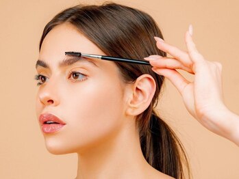 アリー(Arie)の写真/年間約1000人近くの施術を行うスタッフが担当♪ハリウッドブロウリフト公認ディプロマ所有◎