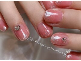 オフィスで映えるビジューネイル