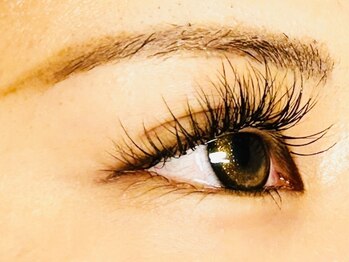 エメ(Aimer)の写真/【トリートメント+パリジェンヌ+フラットラッシュ】根本が上がってる状態なので少ない本数でパッチリ目元☆