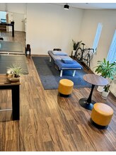 合の手/サロン内風景