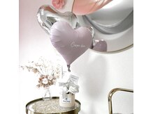 大きな鏡の前でまつげのビフォーアフターを見ていただきます。