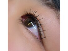 根元の角度で印象が決まる、ナチュラルなのに華やか上下まつパ♪