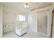 ティアラ 表参道(Tiara omotesando)の雰囲気（白を基調とした店内は落ち着いた雰囲気）