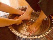 タイマッサージ クルームの雰囲気（フレッシュハーブとエプソムソルトの足湯で足元からポカポカ♪）
