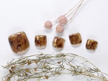 ボボカ(BOVOKA)/ブラウン×金箔フットネイル